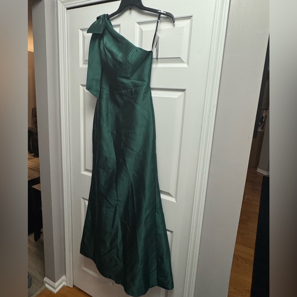 Alfred Sung Bow One-Shoulder Satin Trumpet Gown in Hunter Green. NWT. Size 4.